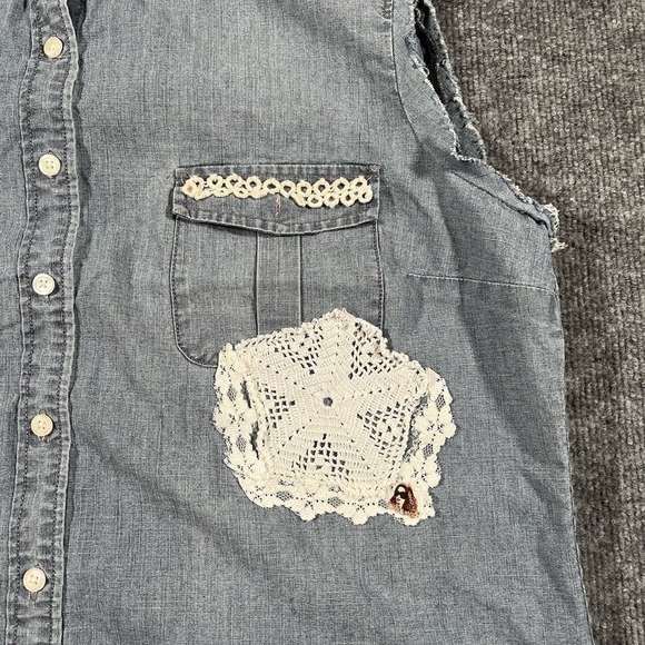 J Crew Vest Women's XL Blue Chambray Upcycled Lace Patchwork Cropped Button Up - Picture 3 of 8